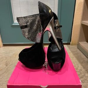 Shoe Dazzle Black/Sliver Heels